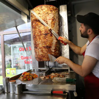 Популярната турска верига за дюнери Майдоноз дьонер е била свързана