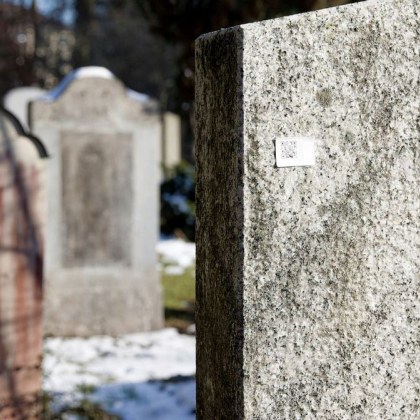 Повече от 1000 стикера бяха поставени върху надгробни камъни и