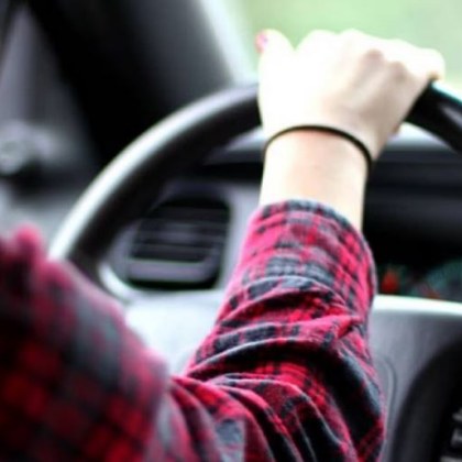 Преди години препоръката за позициониране на ръцете върху волана по