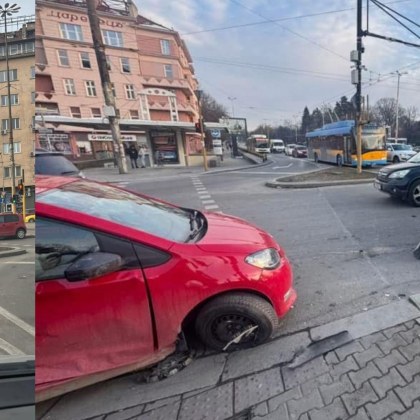 Катастрофа между две коли е станала този следобед на кръстовището