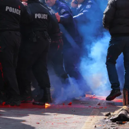 Както GlasNewsсъобщи 10 полицаи бяха ранени на протеста организиран от