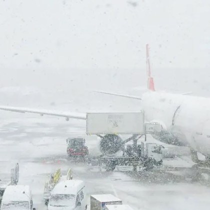 Силна снежна буря удари Истанбул Метеорологичните условия парализираха въздушния трафик