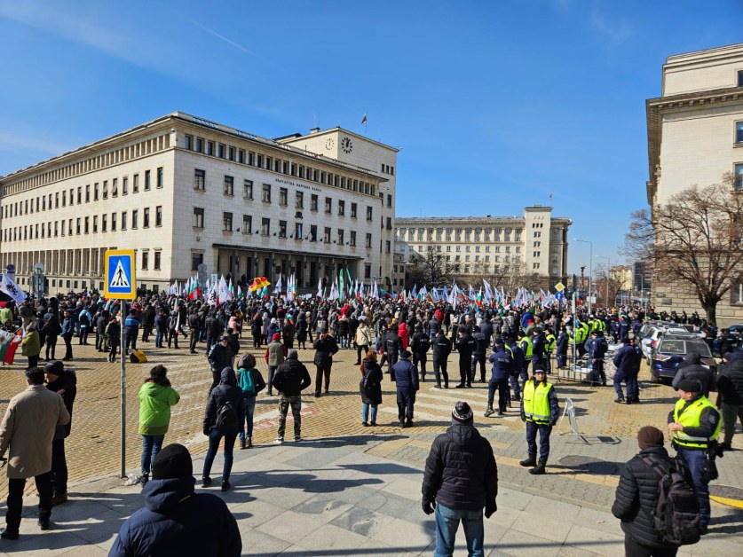 Ранени полицаи и шестима арестувани на протеста на 