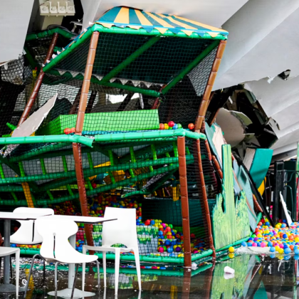 Срутване на покрив на заведение за хранене в търговски център