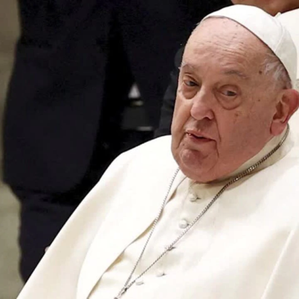 Папа Франциск все още получава голям поток от кислород но