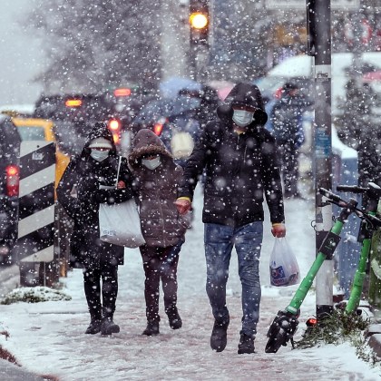 Мощна снежна буря удари Истанбул предизвиквайки хаос в транспорта и