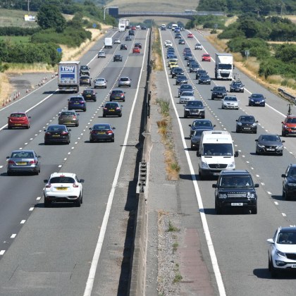 Две магистрали във Великобритания са били затворени в събота вечерта
