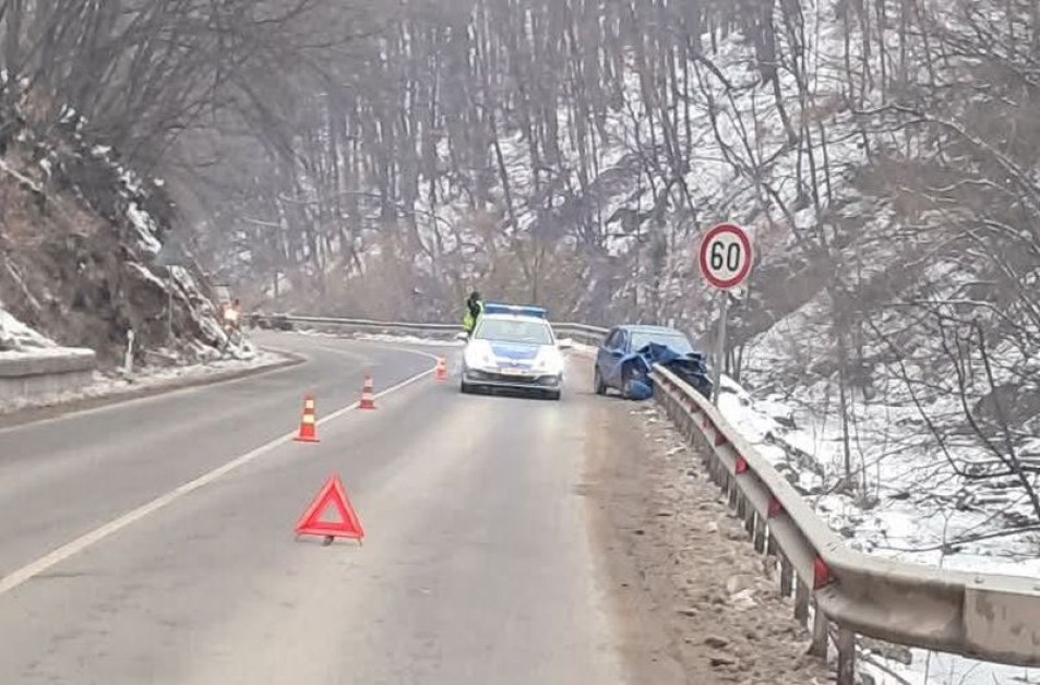 Кола се вряза в мантинелата на пътя Пещера - Батак, две деца са били вътре