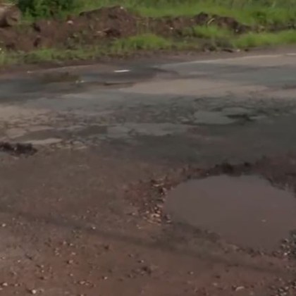 Преди година шофьор разцепи гумата си в дълбока дупка и