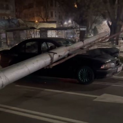 Уличен стълб се стовари върхи лек автомобил във Варна Инцидентът