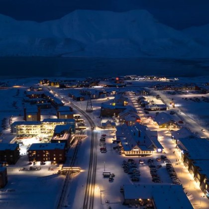 Група зрелищни арктически острови които са дом на около 2