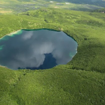 Кратерът Савоноски е идеално кръгла дупка с ширина около 500