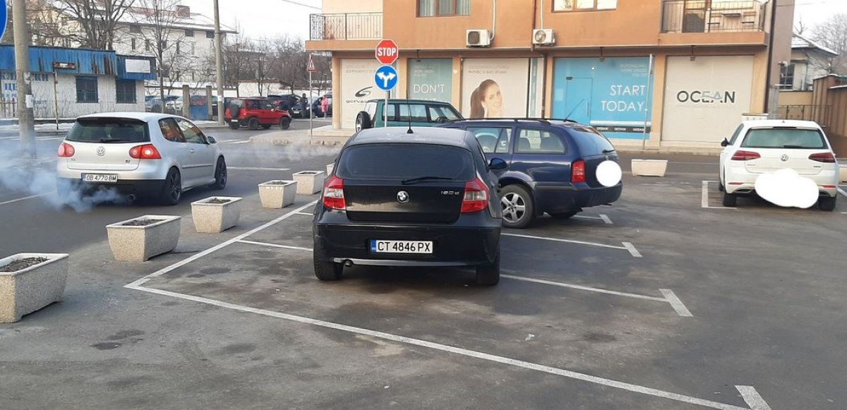 Черно БМВ блесна с култово паркиране СНИМКИ