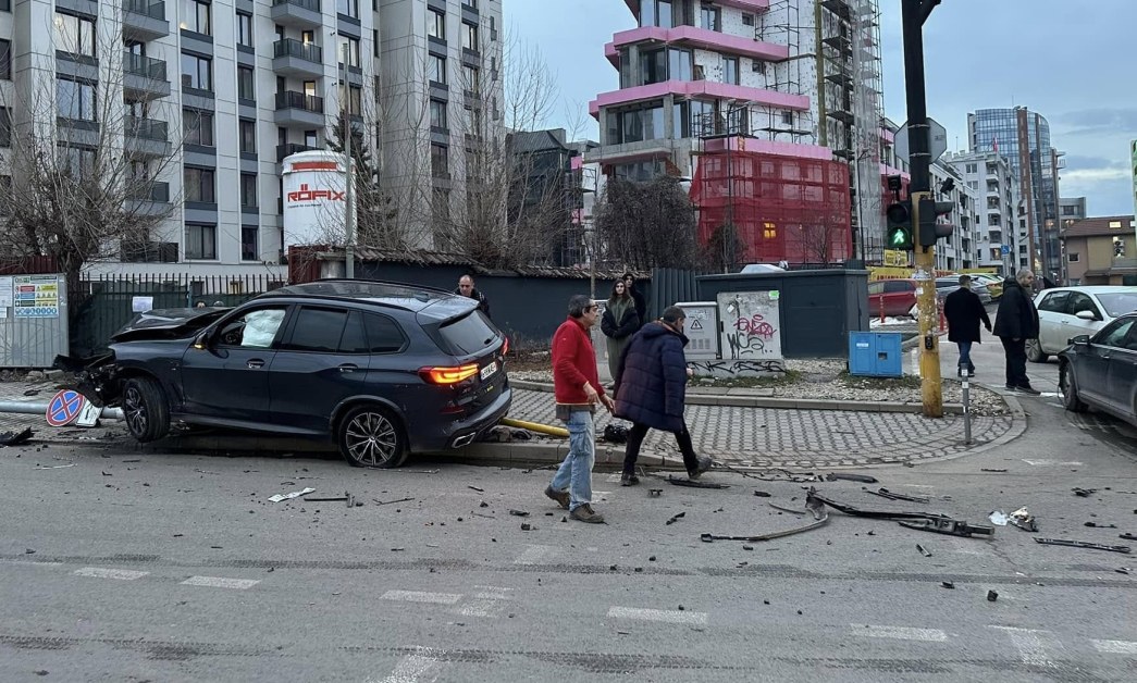 Тежка катастрофа в столицата: Кола е размазана, събори стълб* СНИМКИ и ВИДЕО