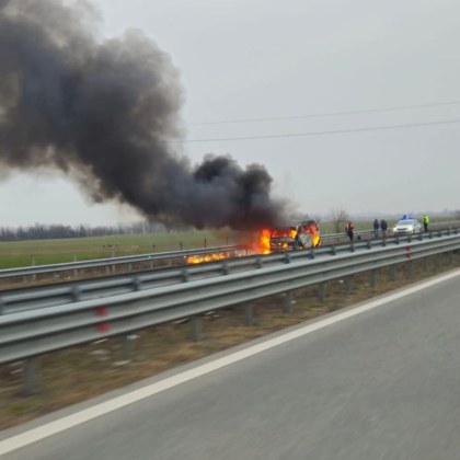 Микробус гори в посока София край Пловдив преди разклона за гр