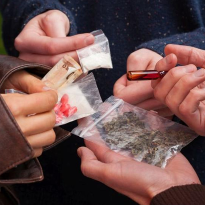 Бързи производства са образувани срещу двама притежатели на наркотици заловени