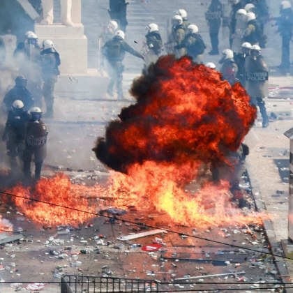 Гръцката полиция използва сълзотворен газ срещу демонстранти хвърлящи бензинови бомби