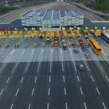 Български граждани забравиха детето си на пункт за плащане на