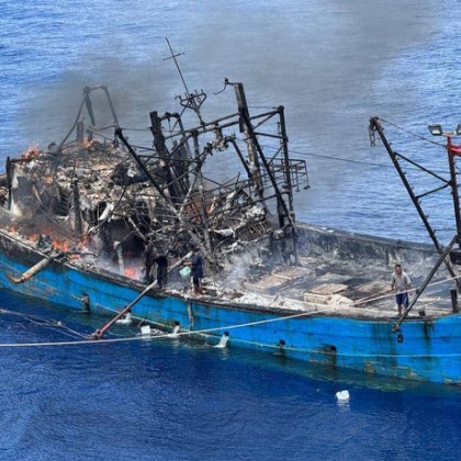 Български капитан и екипажът му рискуват всичко за да спасят