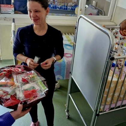 Ръчно изработени мартенички дариха от ДГ Мирослава СУ Отец Паисий