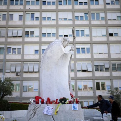 Пресслужбата на Светия престол съобщи в събота сутринта че папа