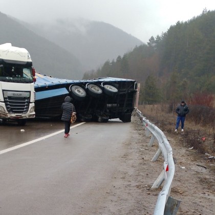 Тир се завъртя и блокира движението по автомагистрала Хемус Камионът се