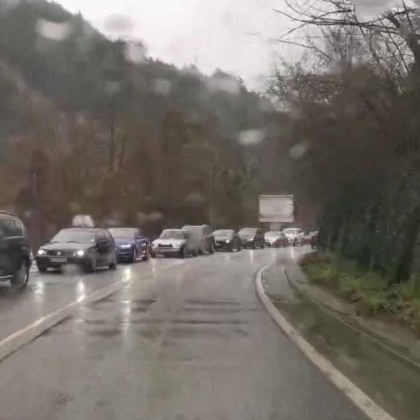 Две коли се удариха челно на пътя Бачково Пловдив