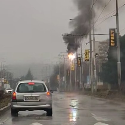 Горят кабели за градския транспорт в Сливен Това показва видео