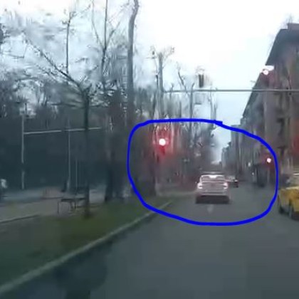 Патрулен автомобил премина на забранителен червен светофар на оживено кръстовище