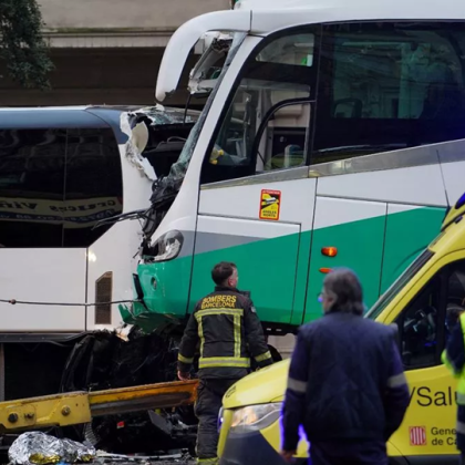 63 души бяха ранени при катастрофа между два автобуса в