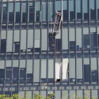 Двама миячи на прозорци останаха да висят на 10 метра