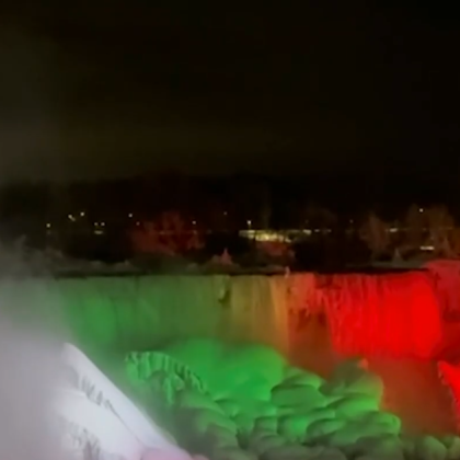 За пета поредна година Ниагарският водопад беше осветен в цветовете