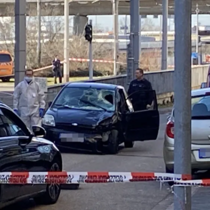 В пешеходна зона на германския град Манхайм кола се вряза