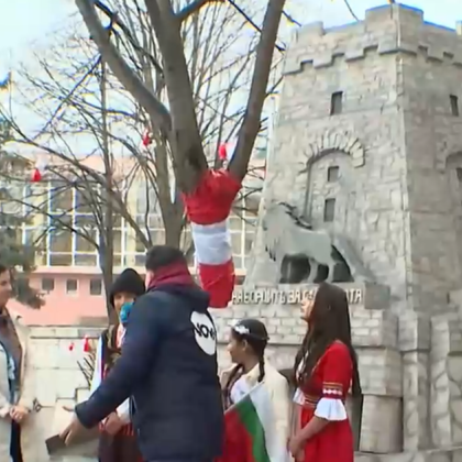 Огромен макет на Паметника на свободата изработиха учители от основно