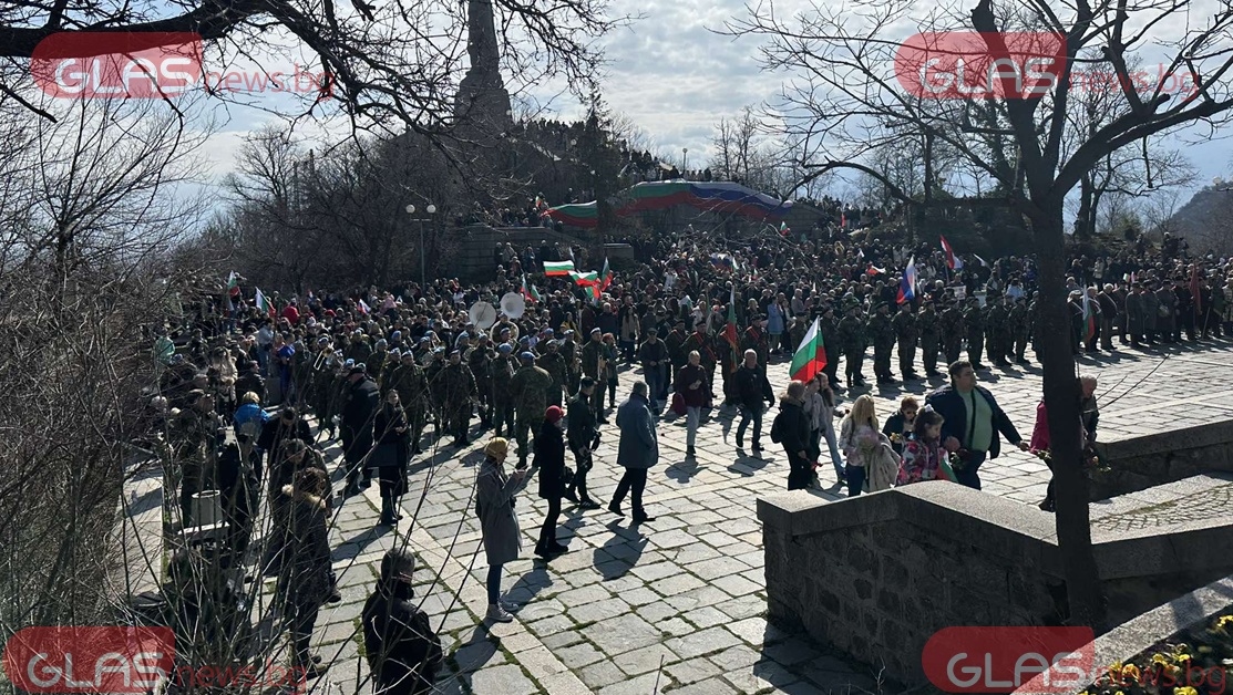 Стотици изкачиха Хълма на освободителите в Пловдив за 3 март СНИМКИ
