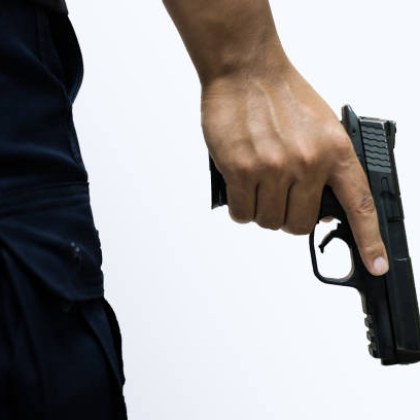 Мъж заплашил сина си с пистолет е задържан в ареста