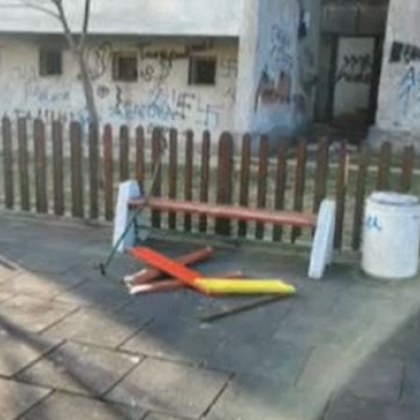 Дни след като неизвестни лица изпочупиха градския парк в Петрич