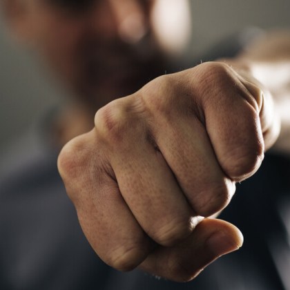 На сигнал за сбиване на обществено място се отзовали в