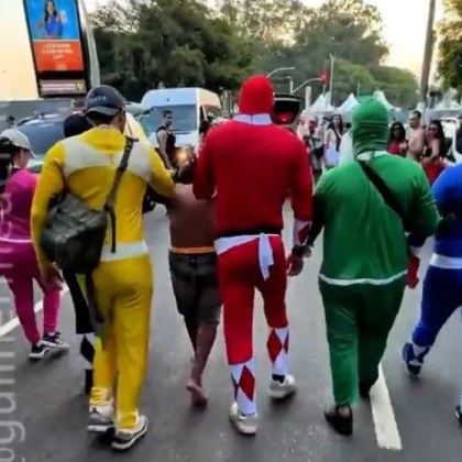 Преоблечени като Пауър Рейнджър полицаи под прикритие успяха да арестуват