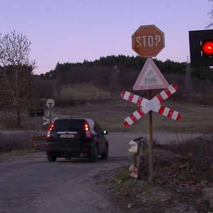 Нова снимка на автомобил който преминава през железопътен прелез при