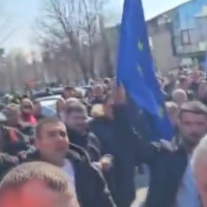 Председателят на ДПС ДПС Джевдет Чакъров дойде на протеста в подкрепа