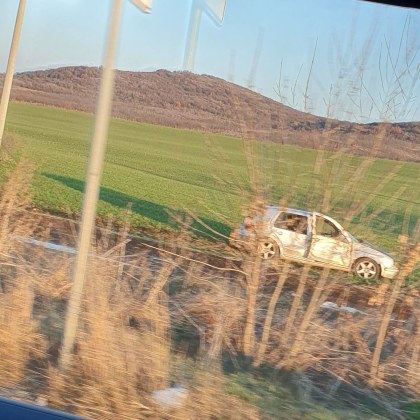 Автомобил се озова в полето край пътя между старозагорските села