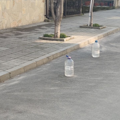 Туби с вода които вместо да утоляват жаждата се използват