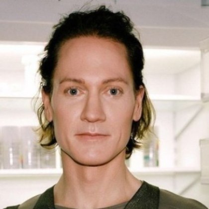 47 годишният американски милиардер и активен биохакер Браян Джонсън полага всички