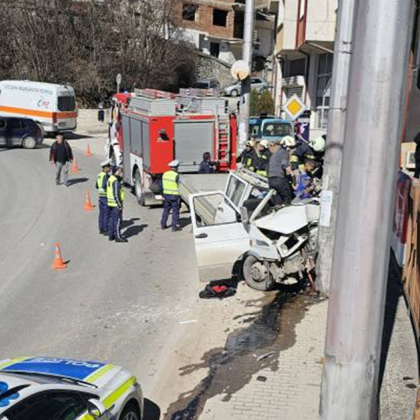 Тежка катастрофа е станала днес в Смолян мТоварен автомобил се е забил в