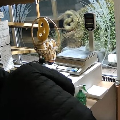 Граждани алармират за притеснителна проява Маскиран се промъкна в затворена закусвалня