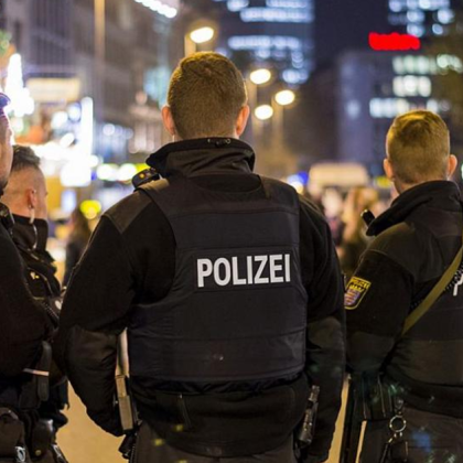 Обвинения в две убийства бяха повдигнати снощи на мъжа заподозрян