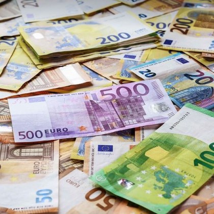 Въпросът за приемането на еврото успя да раздели обществеността в