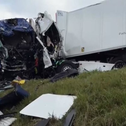 Двама българи загинаха при челен сблъсък между два камиона на път