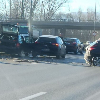 Пътен инцидент с три коли затруднява движението по Околовръстното на
